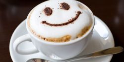 تزیین قهوه با کف شیر و سس شکلات + تزیین قهوه با شابلون