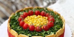 عکس تزیین سالاد الویه قالبی ساده و شیک با گوجه و خیارشور