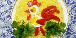 عکس تزیین سالاد الویه قالبی ساده و شیک با گوجه و خیارشور