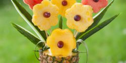 تزیین آناناس ساده برای مهمانی و شب یلدا +‌ تزیین آناناس با گل