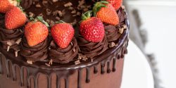 تزیین کیک با توت فرنگی و شکلات بدون خامه + تزیین با توت فرنگی