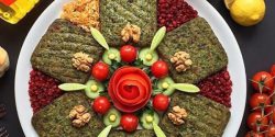 تزیین کوکو سبزی مجلسی با گوجه و خیارشور برای تولد و مدرسه