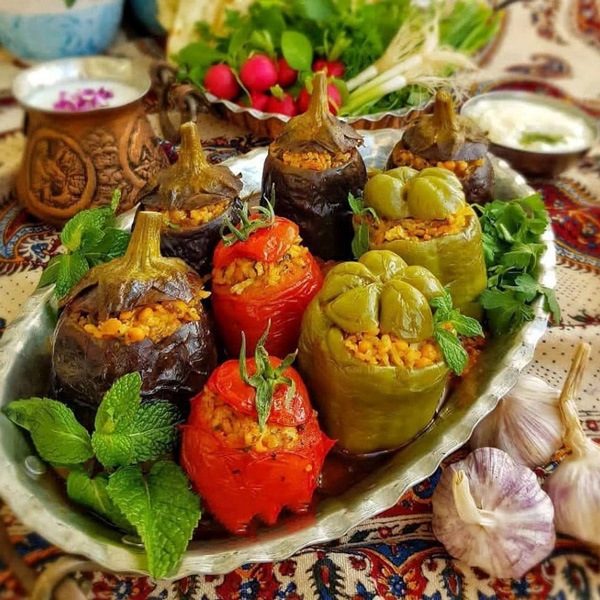 تزیین فلفل دلمه ای شکم پر تزیین مرغ با فلفل دلمه ای تزیین فلفل دلمه ای یخچال عروس گل با فلفل دلمه ای تزیین فلفل دلمه ای به شکل گل