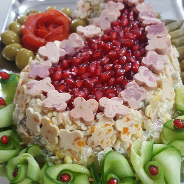 تزیین کالباس و خیارشور تزیین کالباس برای مهمانی تزیین کالباس با سیخ چوبی تزیین کالباس برای تولد تزیین کالباس با گوجه و خیارشور تزیین کالباس ورقه ای تزیین کالباس ساده تزیین کالباس با خلال دندان تزیین کالباس با لیوان