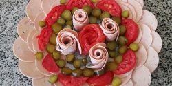 طرز تزیین کالباس ورقه ای با گوجه و خیارشور برای مهمانی و تولد