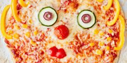تزیین پیتزا خانگی ساده با سس و قارچ برای مهمانی و بچه ها