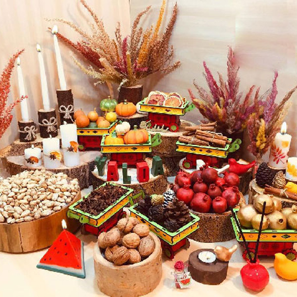 تزیین شب یلدا برای عروس  تزیین شب یلدا برای مدرسه تزیین شب یلدا ۱۴۰۰ تزیین میز شب یلدا ساده و شیک تزیین شب یلدا برای عروس اینستاگرام تزیین پالتوی عروس شب یلدا تزیین شب یلدا سنتی