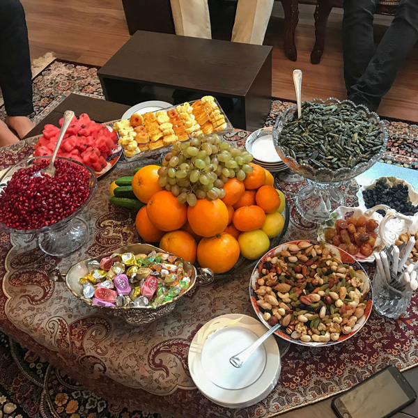 تزیین شب یلدا برای عروس  تزیین شب یلدا برای مدرسه تزیین شب یلدا ۱۴۰۰ تزیین میز شب یلدا ساده و شیک تزیین شب یلدا برای عروس اینستاگرام تزیین پالتوی عروس شب یلدا تزیین شب یلدا سنتی