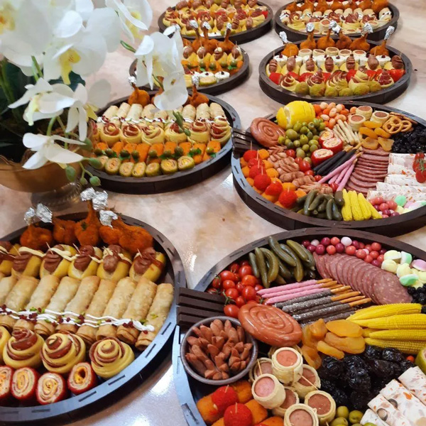 تزیین میز مزه ساده سینی مزه چیپس و پفک میز مزه لاکچری تزیین میز مزه با برگ چیدمان میز مزه سینی مزه تنقلات سینی تنقلات برای تولد سینی مزه خوراکی سینی مزه پیش غذا سینی مزه و فینگر فود