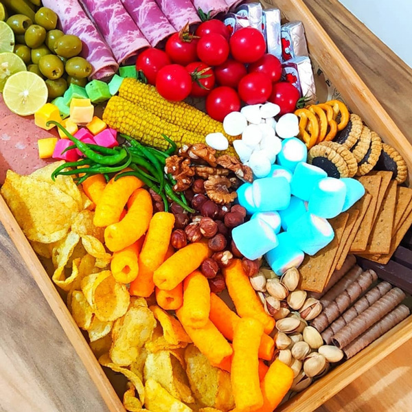 تزیین میز مزه ساده سینی مزه چیپس و پفک میز مزه لاکچری تزیین میز مزه با برگ چیدمان میز مزه سینی مزه تنقلات سینی تنقلات برای تولد سینی مزه خوراکی سینی مزه پیش غذا سینی مزه و فینگر فود