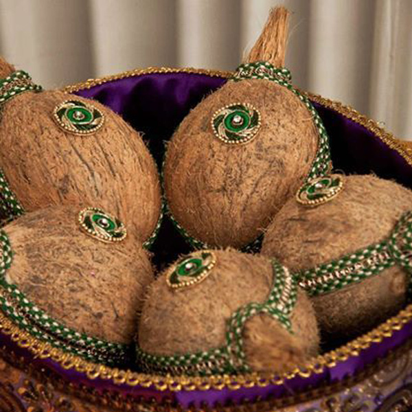تزیین نارگیل و خرما خرک تزیین نارگیل شب یلدا برای عروس تزیین نارگیل و آناناس تزیین نارگیل به شکل عروس و داماد تزیین نارگیل به شکل سنجاب تزیین نارگیل خرد شده تزیین نارگیل به شکل میمون