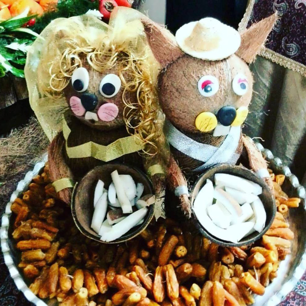 تزیین نارگیل و خرما خرک تزیین نارگیل شب یلدا برای عروس تزیین نارگیل و آناناس تزیین نارگیل به شکل عروس و داماد تزیین نارگیل به شکل سنجاب تزیین نارگیل خرد شده تزیین نارگیل به شکل میمون