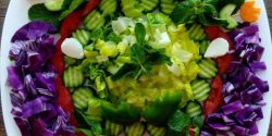 تزیین سالاد فصل مجلسی ساده با گوجه گیلاسی در ظرف گرد