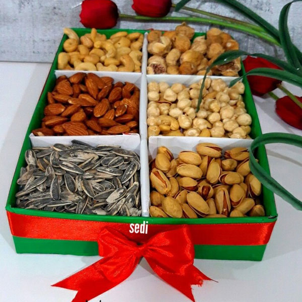 تزیین آجیل ساده و شیک تزیین آجیل در تنگ شیشه ای تزیین اجیل در منزل آموزش تزیین آجیل شب یلدا برای عروس تزیین آجیل با مقوا تزیین آجیل با تور