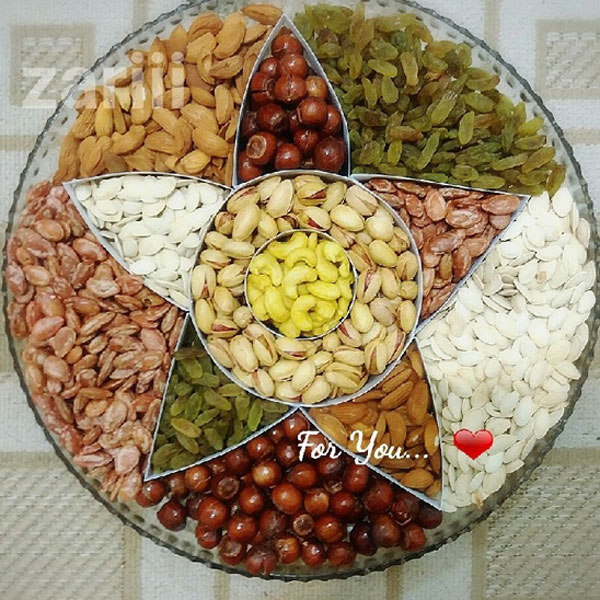 تزیین آجیل ساده و شیک تزیین اجیل در منزل تزیین اجیل در سینی گرد تزیین آجیل تک نفره تزیین آجیل عروس و داماد تزیین آجیل در تنگ شیشه ای