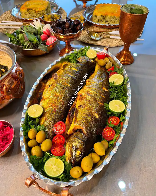 تزیین ماهی برای مهمانی تزیین ماهی سرخ شده با سیب زمینی تزیین دیس ماهی سرخ شده تزیین ماهی عروس دورچین ماهی قزل آلا عکس ماهی سرخ شده خانگی