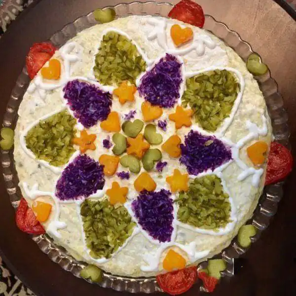 تزیین سالاد الویه ساده و شیک تزیین سالاد الویه ساده برای مدرسه تزیین سالاد الویه برای تولد دختر تزیین سالاد الویه با هویج و خیارشور تزیین سالاد الویه جدیدترین تزیین سالاد الویه با مرغ
