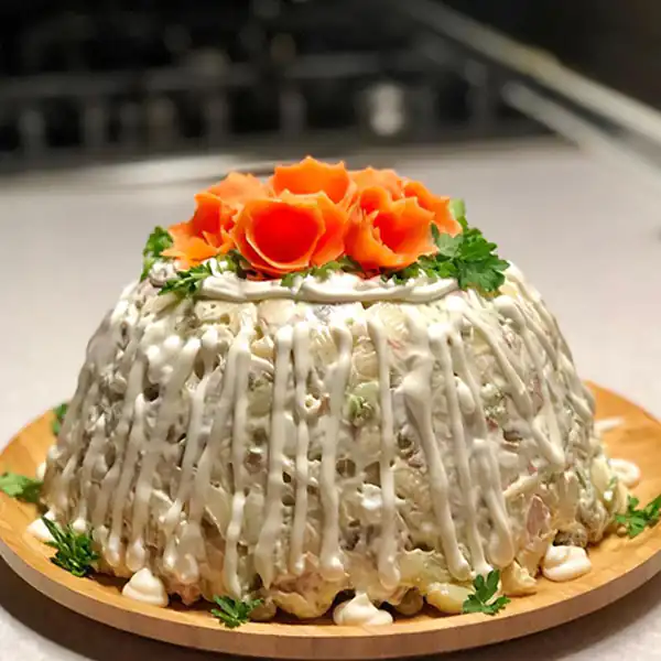 تزیین سالاد الویه ساده و شیک تزیین سالاد الویه ساده برای مدرسه تزیین سالاد الویه برای تولد دختر تزیین سالاد الویه با هویج و خیارشور تزیین سالاد الویه جدیدترین تزیین سالاد الویه با مرغ
