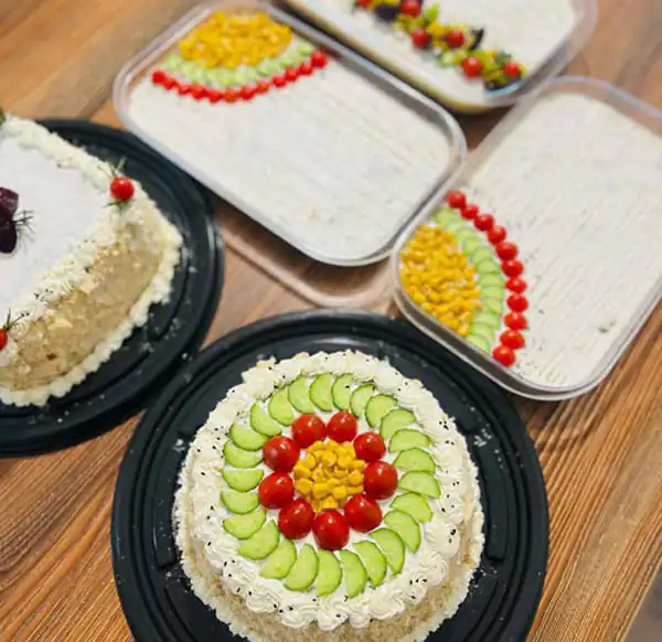 تزیین سالاد الویه ساده و شیک تزیین سالاد الویه ساده برای مدرسه تزیین سالاد الویه برای تولد دختر تزیین سالاد الویه با هویج و خیارشور تزیین سالاد الویه جدیدترین تزیین سالاد الویه با مرغ