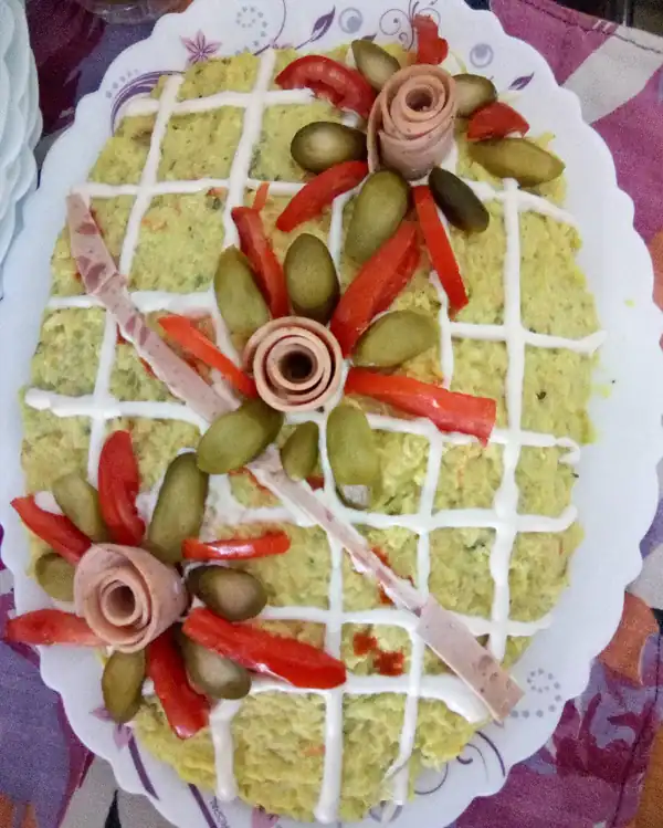 تزیین سالاد الویه ساده و شیک تزیین سالاد الویه ساده برای مدرسه تزیین سالاد الویه برای تولد دختر تزیین سالاد الویه با هویج و خیارشور تزیین سالاد الویه جدیدترین تزیین سالاد الویه با مرغ