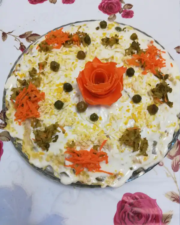 تزیین سالاد الویه ساده و شیک تزیین سالاد الویه ساده برای مدرسه تزیین سالاد الویه برای تولد دختر تزیین سالاد الویه با هویج و خیارشور تزیین سالاد الویه جدیدترین تزیین سالاد الویه با مرغ