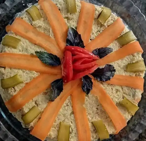 تزیین سالاد الویه ساده و شیک تزیین سالاد الویه ساده برای مدرسه تزیین سالاد الویه برای تولد دختر تزیین سالاد الویه با هویج و خیارشور تزیین سالاد الویه جدیدترین تزیین سالاد الویه با مرغ