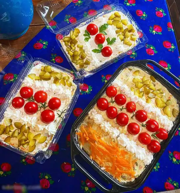 تزیین سالاد الویه ساده و شیک تزیین سالاد الویه ساده برای مدرسه تزیین سالاد الویه برای تولد دختر تزیین سالاد الویه با هویج و خیارشور تزیین سالاد الویه جدیدترین تزیین سالاد الویه با مرغ