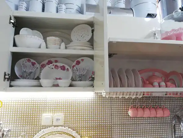 چیدمان سرویس چینی عروس در کابینت بهترین چیدمان وسایل داخل کابینت زیباترین چیدمان اشپزخانه عروس چیدمان کابینت عروس اینستا تزیین کشوی آشپزخانه عروس چیدمان ارکوپال در کابینت
