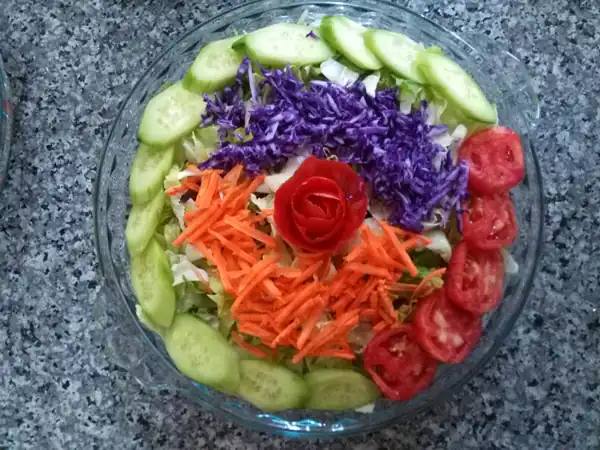 تزیین سالاد کاهو و کلم