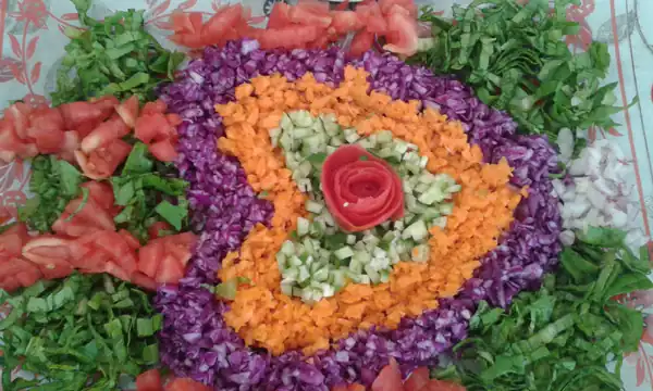 تزیین سالاد کاهو و کلم