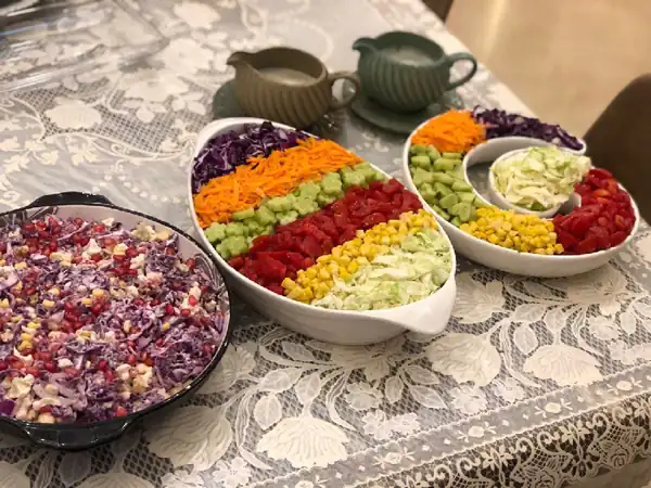 تزیین سالاد کاهو و کلم