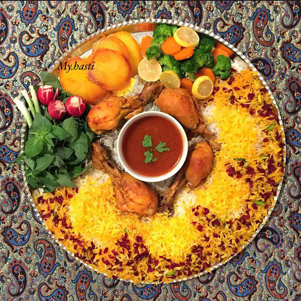 تزیین برنج با زعفران و زرشک و مرغ