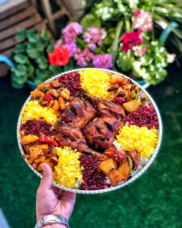 تزیین برنج با زعفران و زرشک و مرغ