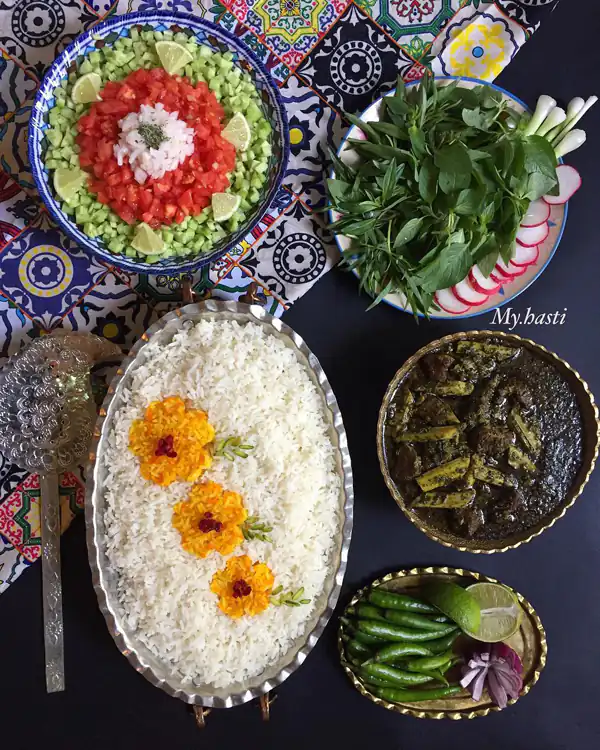 تزیین برنج با زعفران و زرشک و مرغ