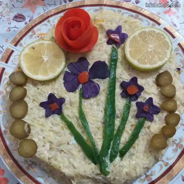 تزیین سالاد الویه با خیارشور