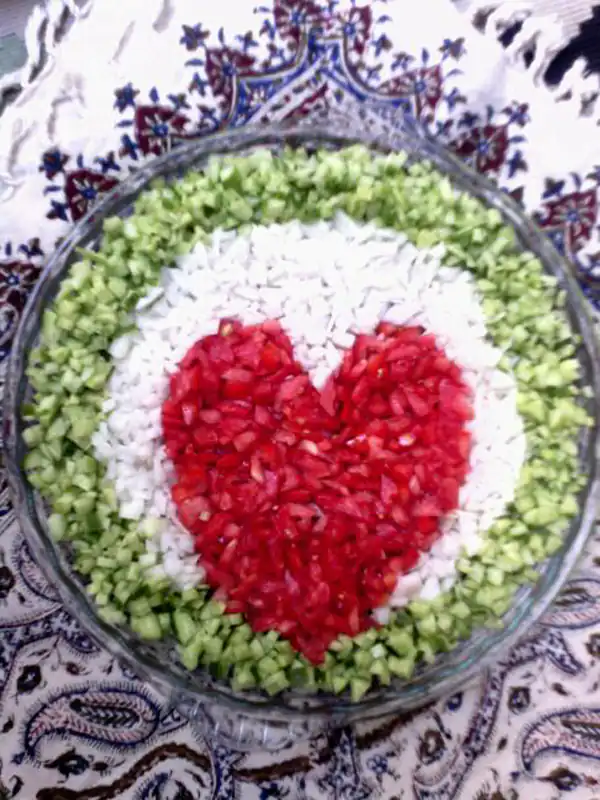 تزیین سالاد شیرازی در ظرف گرد