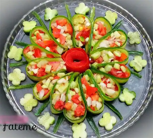 تزیین سالاد شیرازی در ظرف گرد
