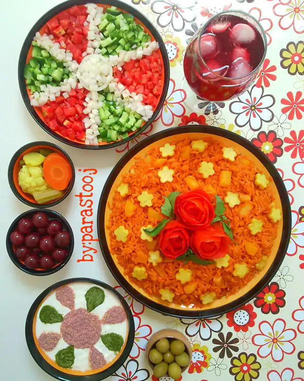 تزیین سالاد شیرازی در ظرف گرد