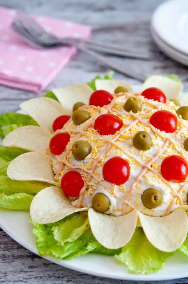 تزیین سالاد الویه با چیپس