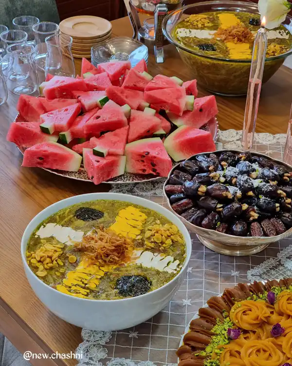 تزیین آش رشته با پیاز داغ