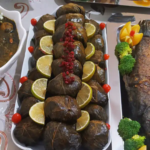 تزیین دلمه برگ مو با زرشک