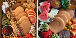 تزیین پنکیک با میوه برای چیدمان صبحانه ای شیک و لاکچری