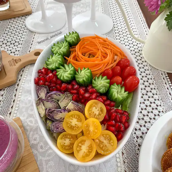 تزیین سالاد فصل با گوجه گیلاسی