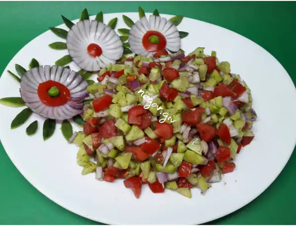 تزیین سالاد شیرازی ساده و شیک