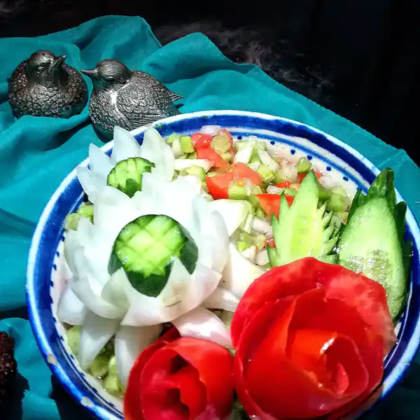 تزیین سالاد شیرازی ساده و شیک