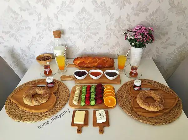 تزیین صبحانه با پنیر و گوجه و خیار