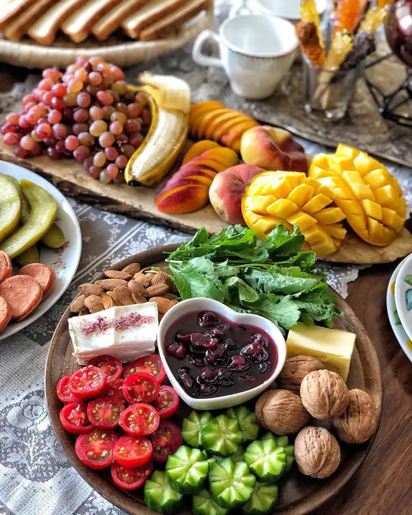 تزیین صبحانه با پنیر و گوجه و خیار