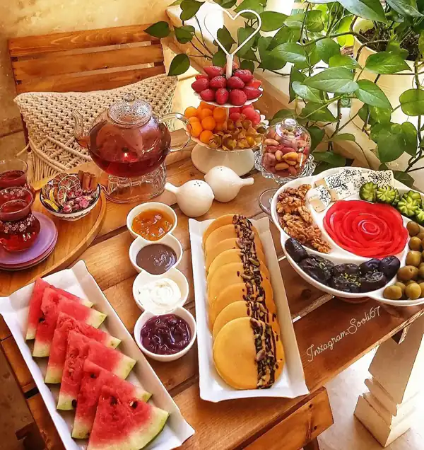 تزیین صبحانه با پنیر و گوجه و خیار