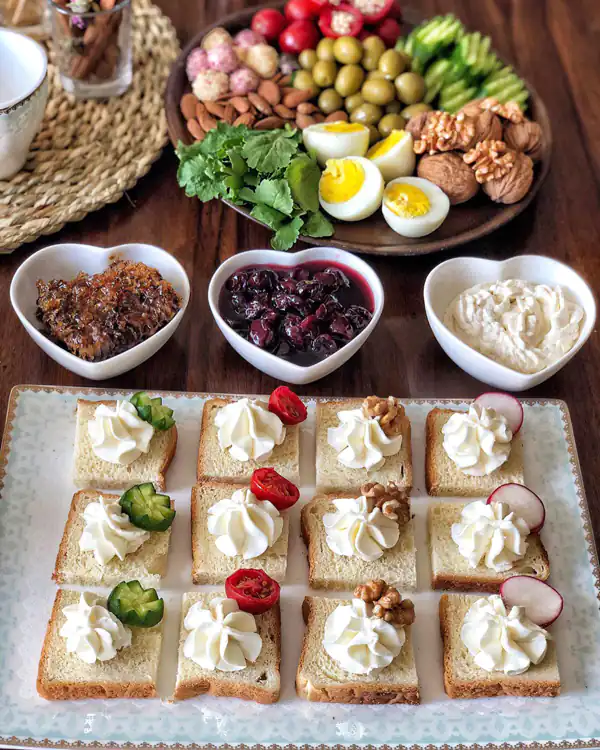 تزیین صبحانه با پنیر و گوجه و خیار
