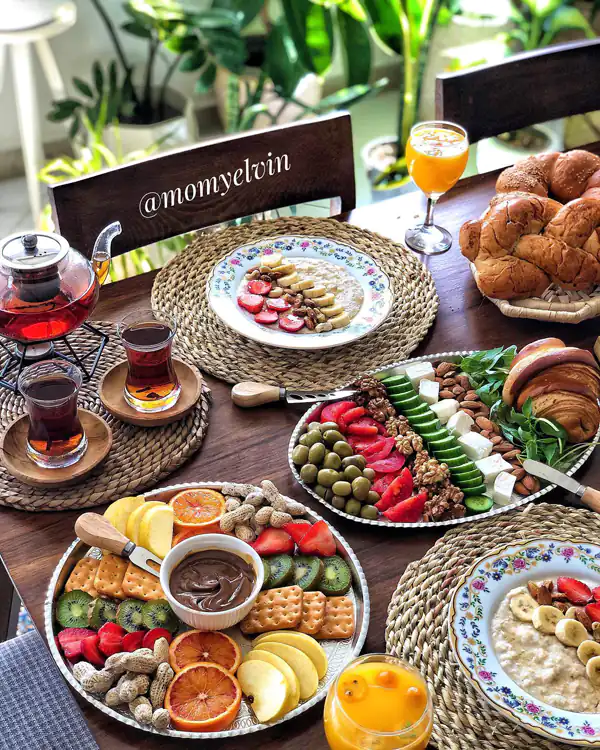 تزیین صبحانه با پنیر و گوجه و خیار